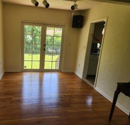Sala de una casa con encanto de 1946 en Coral Gables, Miami