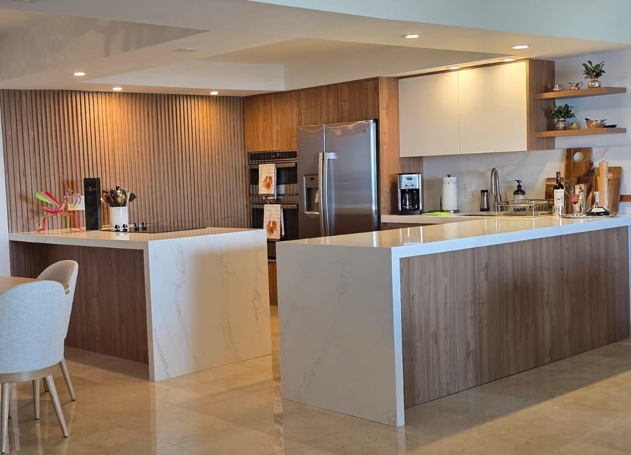 Comedor y cocina del condo amoblado en Grove Isle en alquiler en Coconut Grove