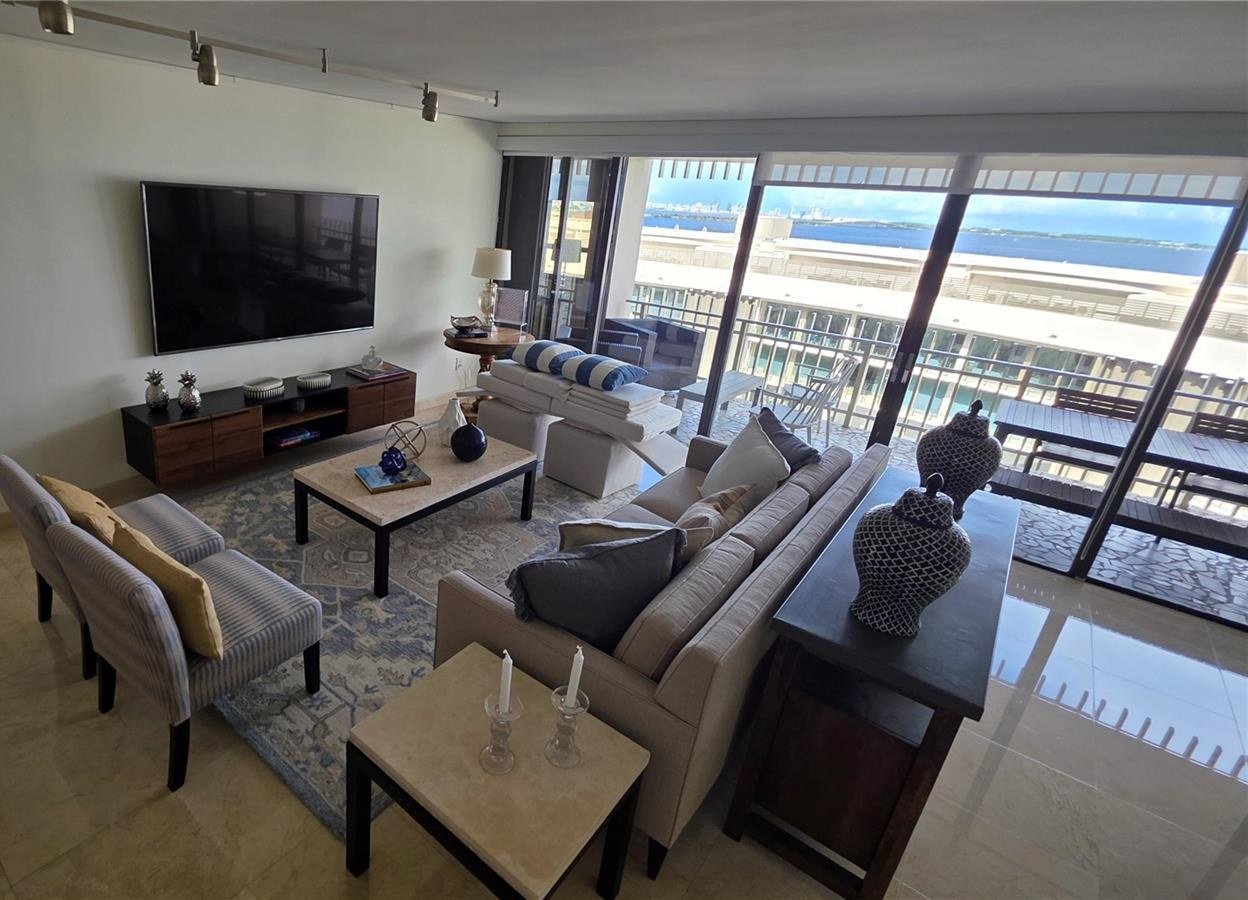 Sala del condo amoblado en Grove Isle en alquiler en Coconut Grove