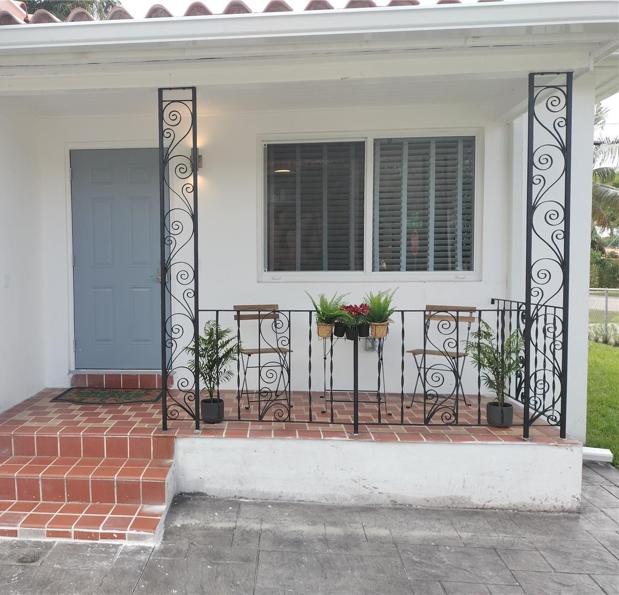 House with front porch for rent in South Bay, Coconut Grove, Miami