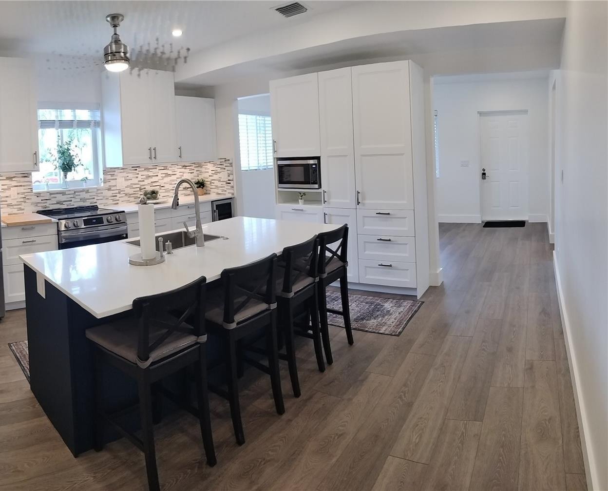 Sala y cocina abiertas de la casa en South Bay Estates en alquiler en Coconut Grove