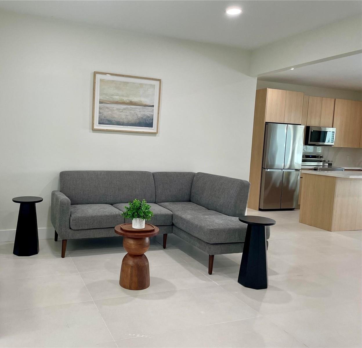 Sala de un dúplex townhouse amoblado en South Gables, Coral Gables, Miami