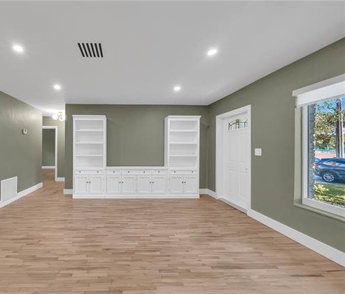 Sala de un dúplex renovado en 2026 en Coral Gables, Miami